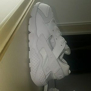 NWOT white 10c nike huaraches
